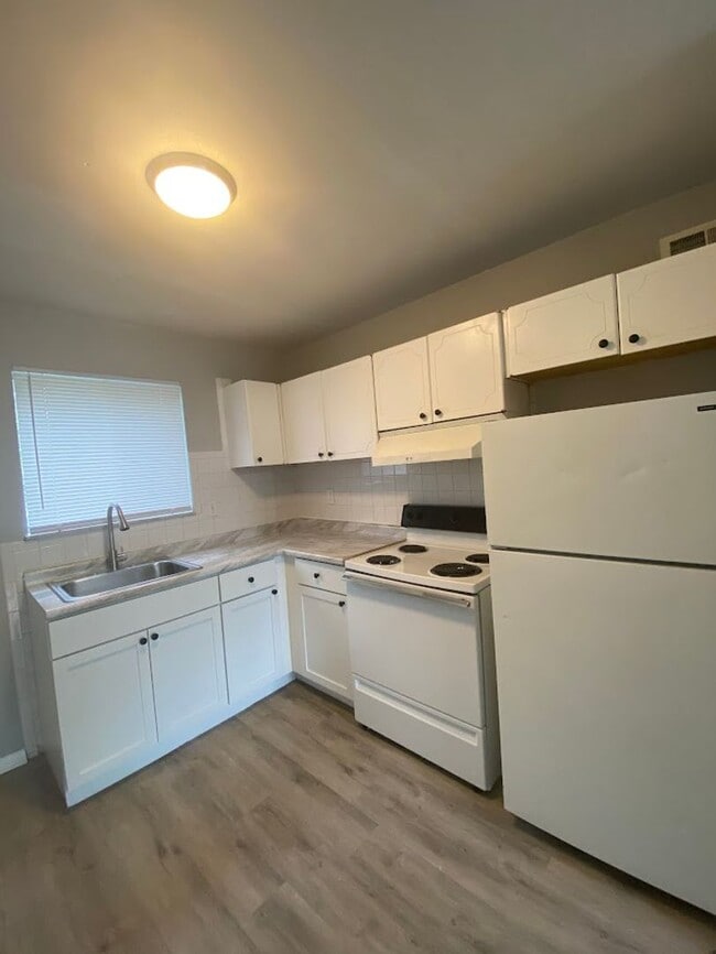 Building Photo - $200 Off 1ST Month Rent May Special! Fresh...