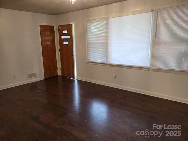 Foto del edificio - 1575 Simplicity Rd