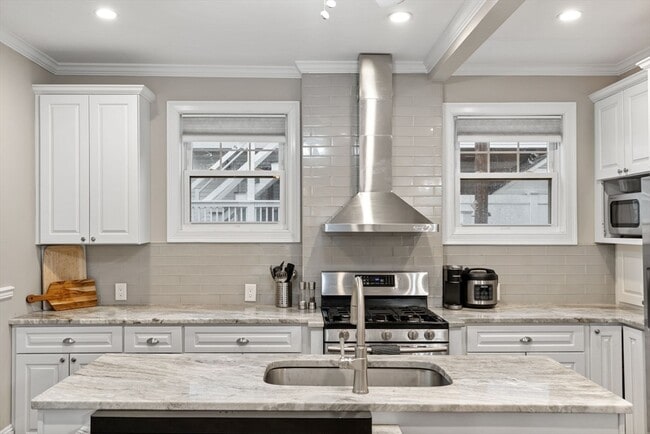 Building Photo - 12 Colebrook St
