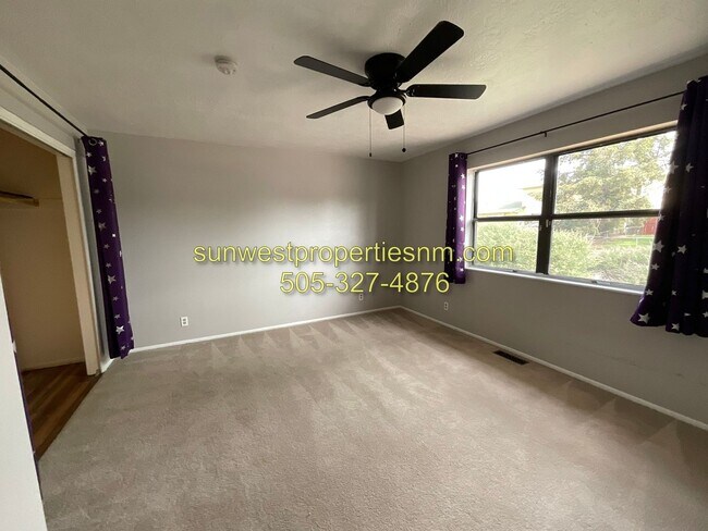Foto del edificio - 4 Bedroom, 2 Bathroom House with Fenced Ba...