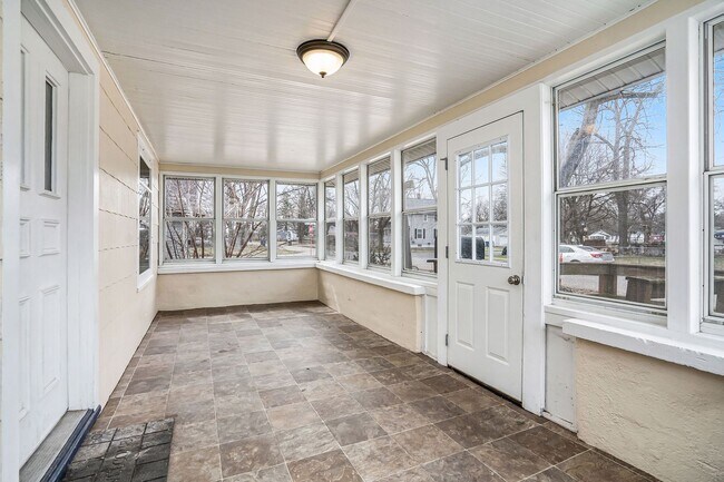 Foto del edificio - Fantastic, large remodeled 3-bed/1-bath ranch, unfinished basement & partially enclosed yard