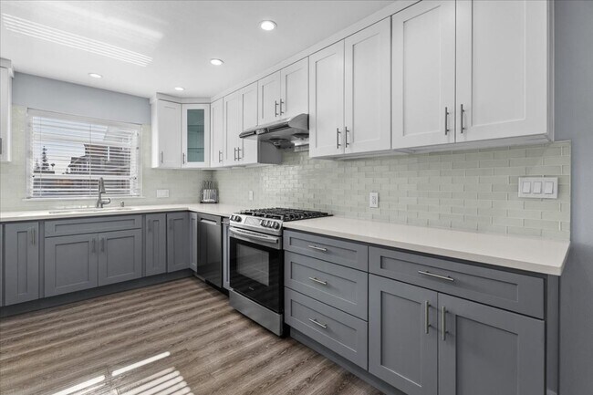 Foto del edificio - Updated Three Level Arcadia Townhome with Private Yard and Attached Garage