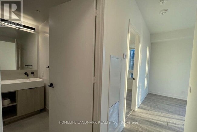 Building Photo - 108 Peter St