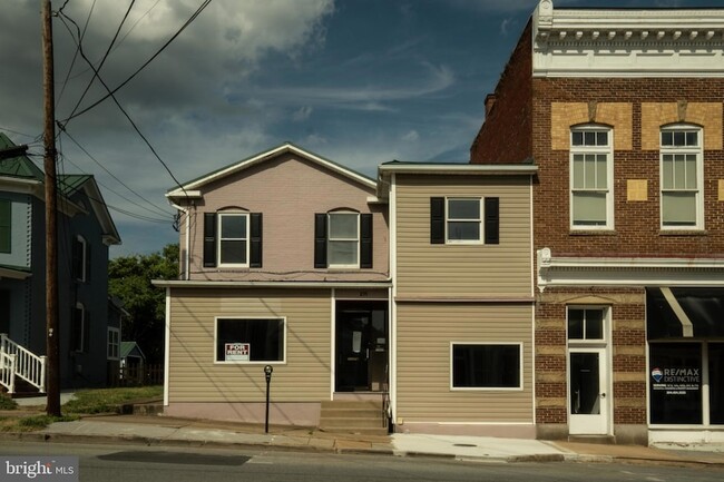 Building Photo - 211 N George St.