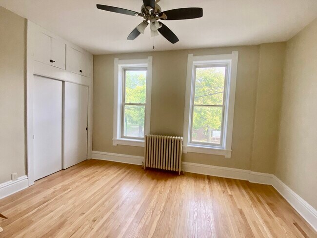 Building Photo - 134 E 9th St