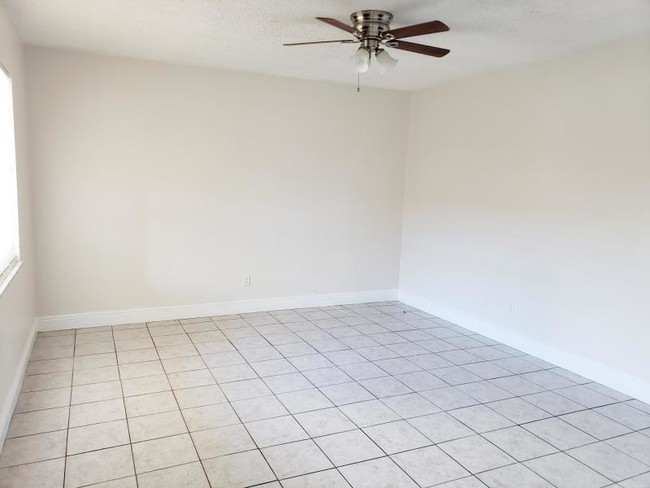 Building Photo - 2/1  Duplex in Lake Worth