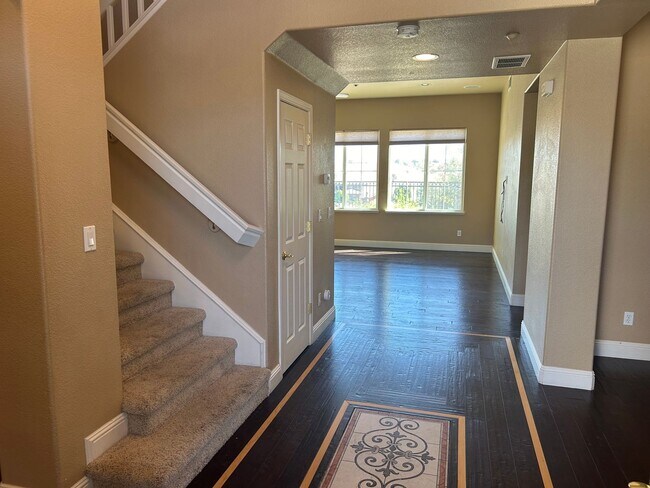 Foto del edificio - Beautiful 5 Bedroom 3 Bathroom in Deer Ridge!