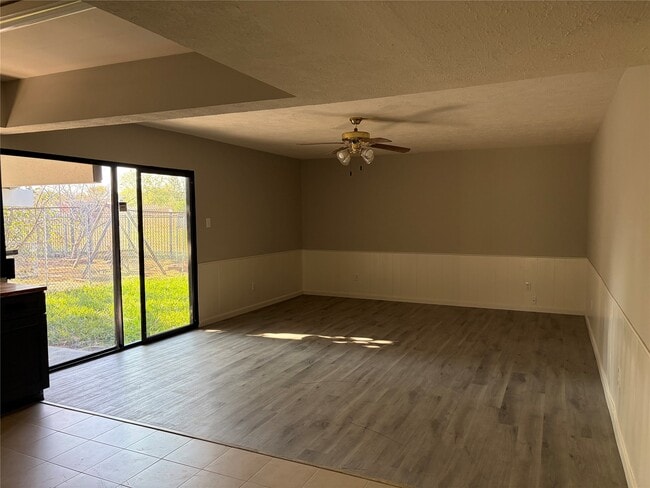 Foto del edificio - 15730 Corsair Rd