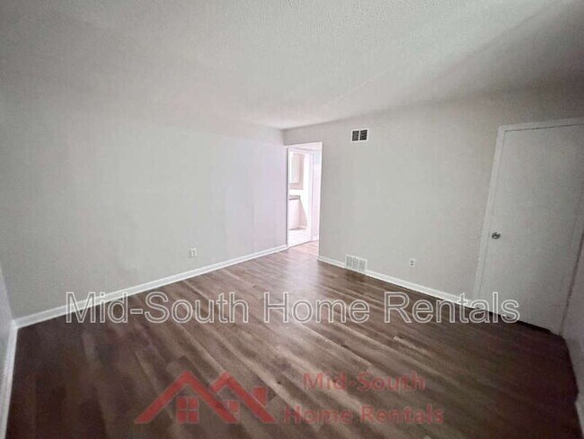 Foto del edificio - 5151 Corkwood Dr