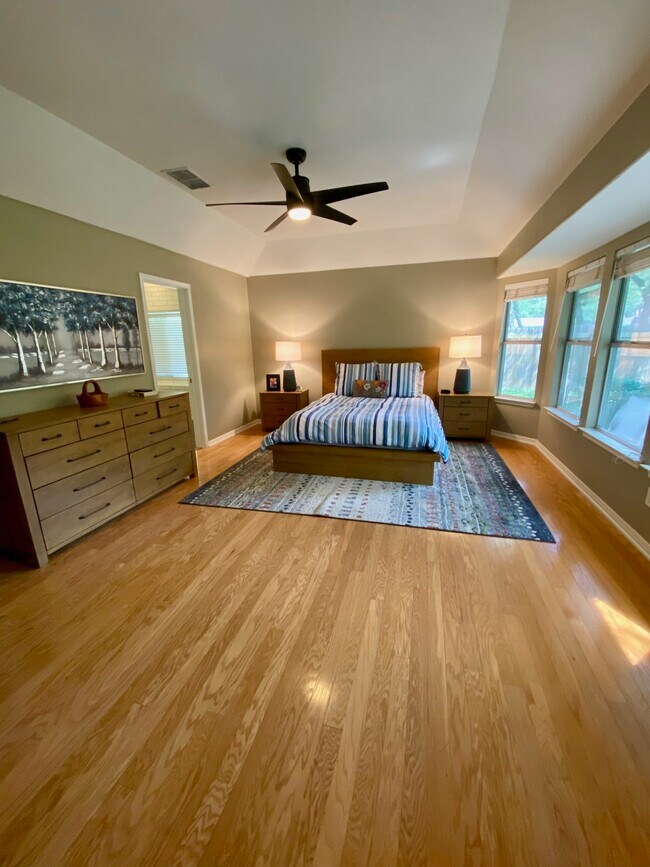 GIANT MASTER - 5812 Miramonte Dr