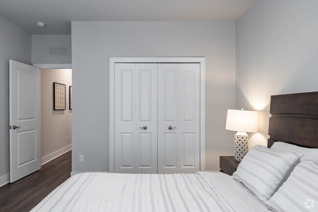 2HAB, 2BA - 1,300 ft² - Barrington Square Luxury Apartments