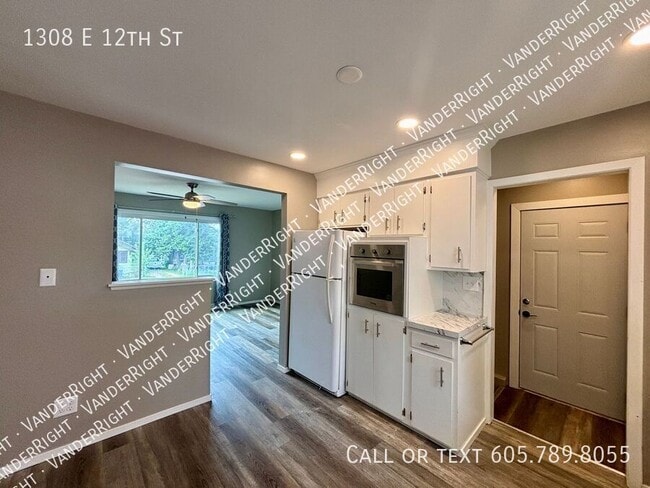 Building Photo - 1308 E 12th St