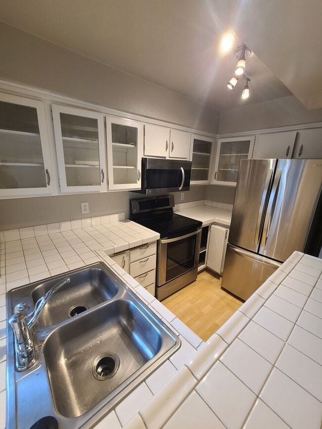 Building Photo - Spacious and Comfortable - Large 1Bd/1Ba - Lots of Natural Light - Private Patio w/ Sun Screens