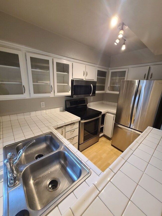Foto del edificio - Spacious and Comfortable - Large 1Bd/1Ba - Lots of Natural Light - Private Patio w/ Sun Screens