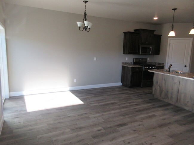 Building Photo - Move-In Bonus - Newer Town home living in ...