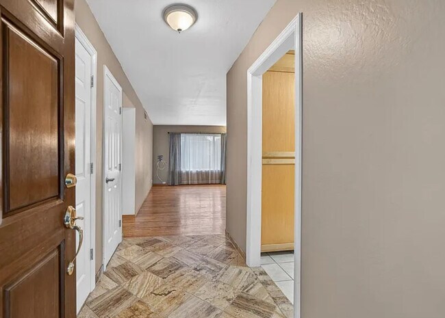 Foto del edificio - FOR RENT