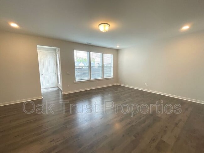 Building Photo - 105 Summer Tanager Dr