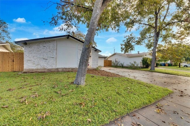 Building Photo - 8213 Briarwood Ln