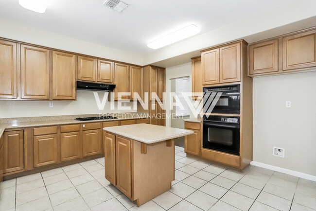 Building Photo - Beautiful 4 Bedroom + Study in Desirable Neighborhood