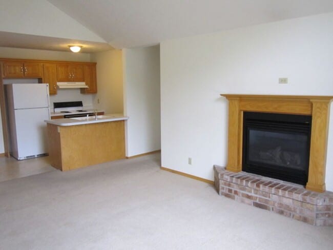 Building Photo - Awesome 2 bedroom duplex that is close everything!