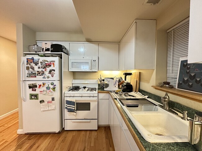 Foto del edificio - 3345 N Southport Ave