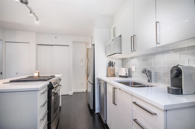 Building Photo - 1723 Alberni St