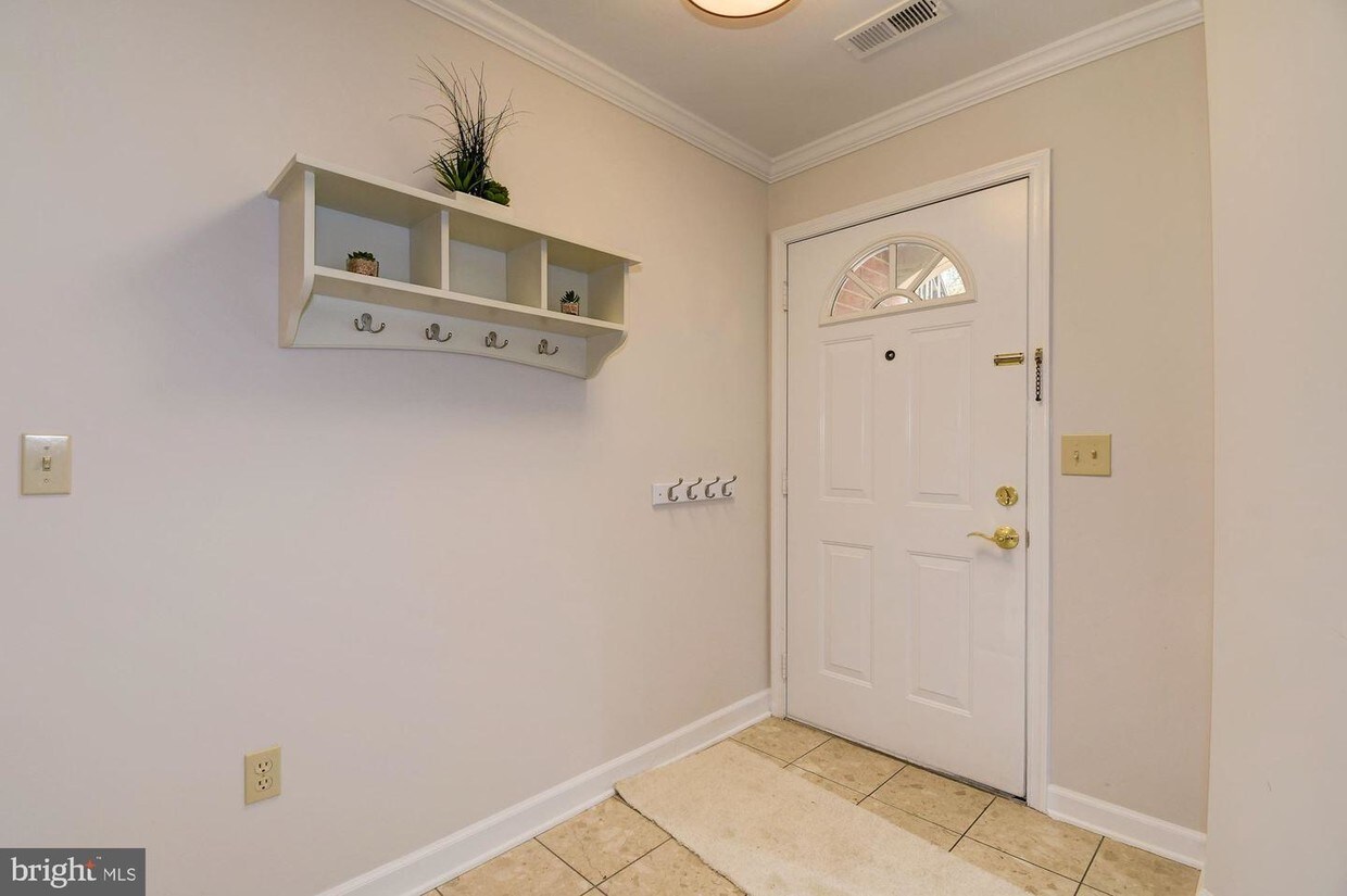Foto principal - 6924 Fairfax Dr