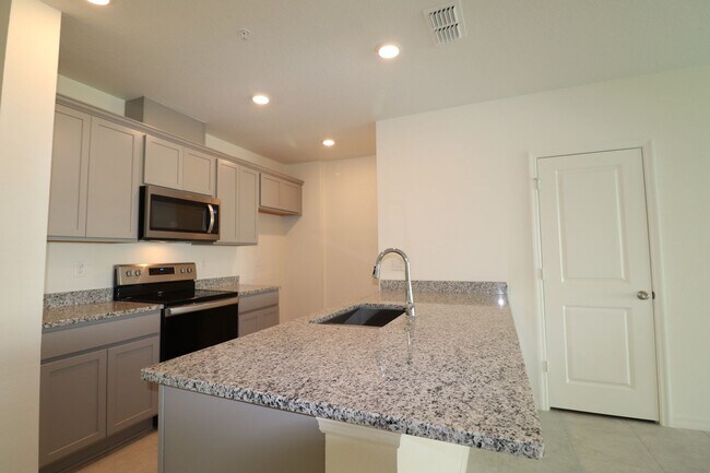 Foto del edificio - 3/2.5/1 Town Home with community pool!
