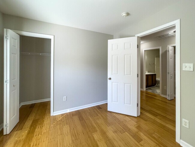 Foto del edificio - Spacious Three-Bedroom Townhouse in West A...