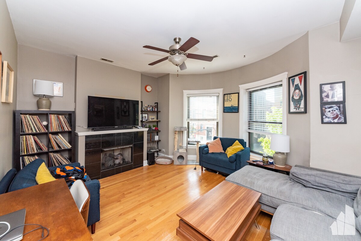 Primary Photo - 1459 W Leland Ave