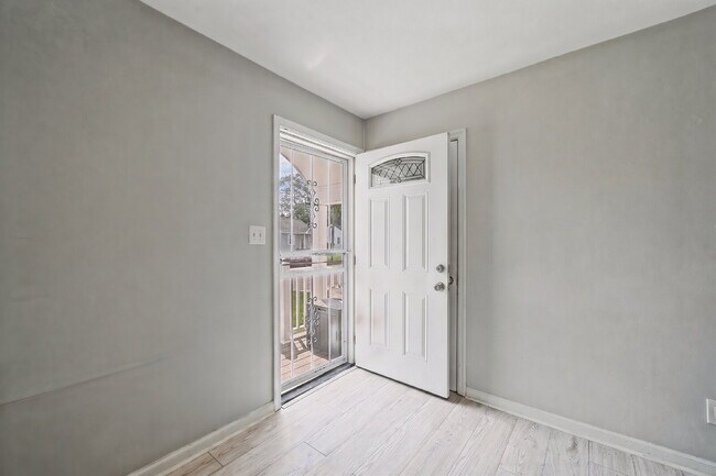 Foto del edificio - Modern 2 bed 1 bath home with fenced yard in Hampton