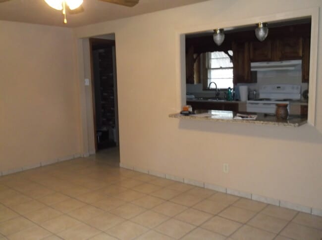 Building Photo - 16881 Beau-Kay Dr