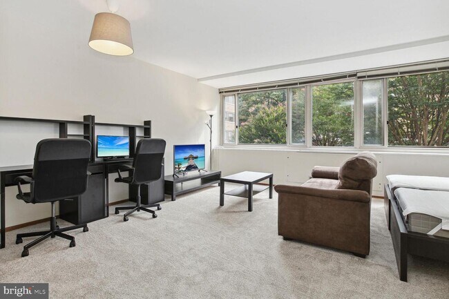 Foto del edificio - 4101 Cathedral Ave NW