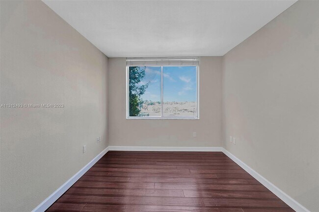 Building Photo - 1720 NW N River Dr