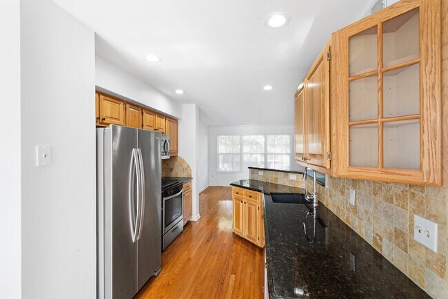 Building Photo - "Charming 2-Bed Townhouse with Granite Cou...