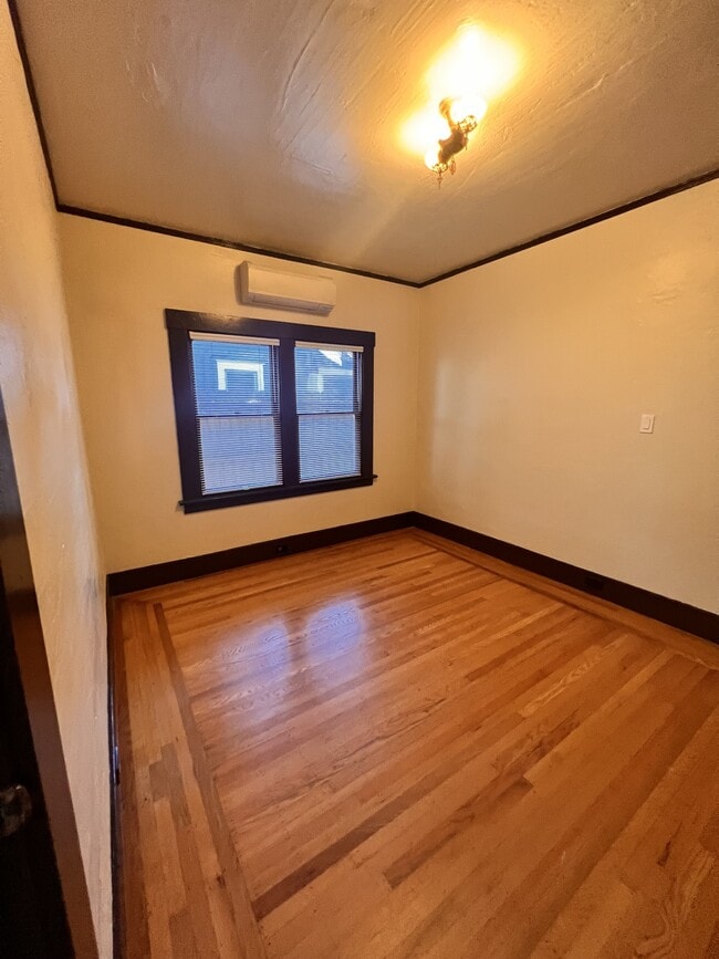 Building Photo - 347 10th St