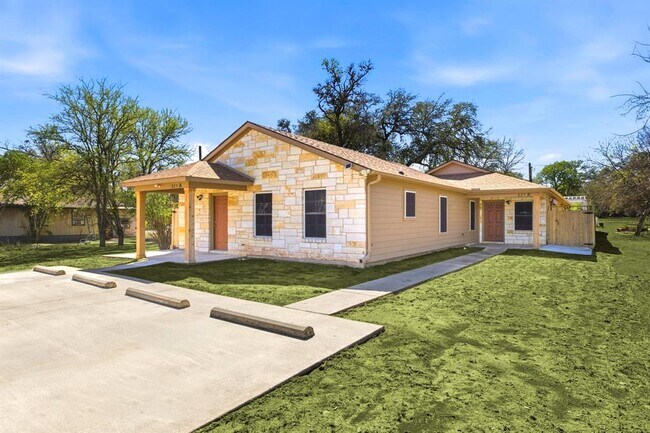 Foto del edificio - 823 N Commerce St