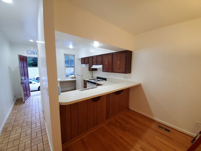 Building Photo - 159 King George St