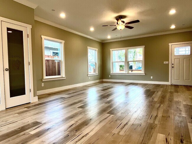 Foto del edificio - Beautiful and Spacious Newly Constructed 3 Bedroom 2.5 Bath home Near UC David Med Center!