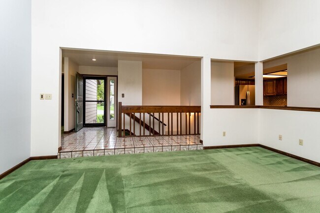 Building Photo - Vintage Charm with Golf Course Views!!!