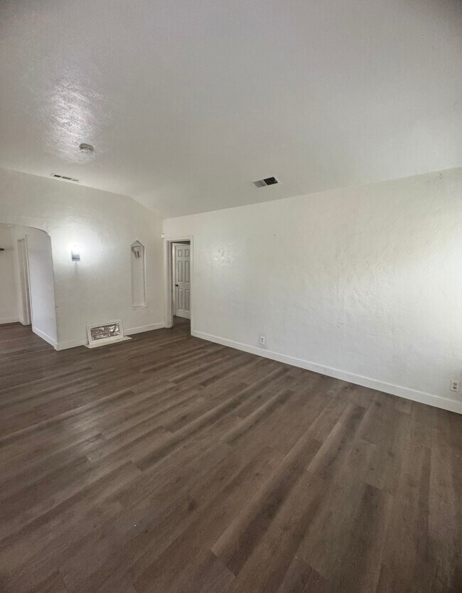 Foto del edificio - 1361 N Safford Ave