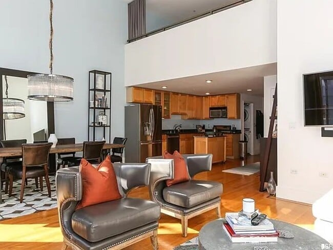 Foto del edificio - Soma 1x1.5 oversized loft with parking and laundry