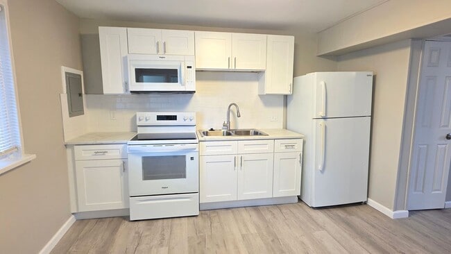 Building Photo - 33507 Berville Ct