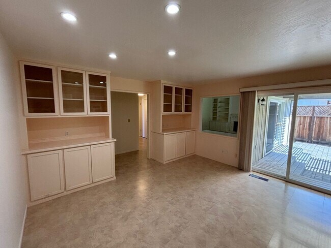 Foto del edificio - Single Level 3 Bedroom 2 Bathroom Bennett Valley Home with large private backyard