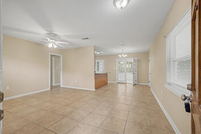 Foto del edificio - 560 N 72nd Ave