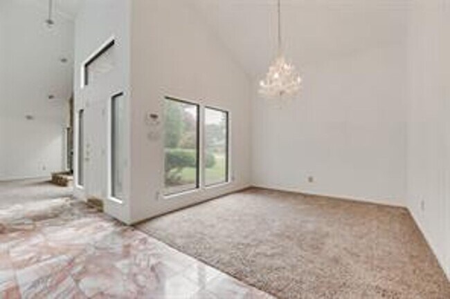 Building Photo - Spacious Plano Home with Swimming Pool!  A must see!