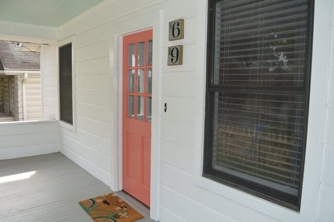 Foto del edificio - West Asheville Bungalow!
