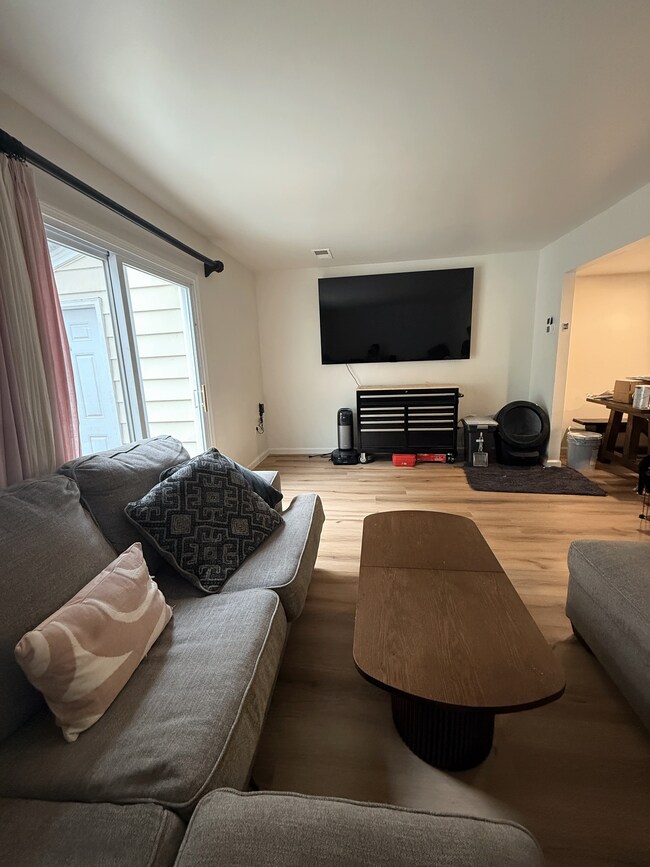 Sala de estar - 7627 Glenolden Pl