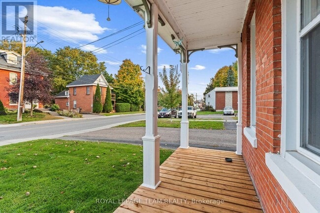 Building Photo - 258-258 John St N