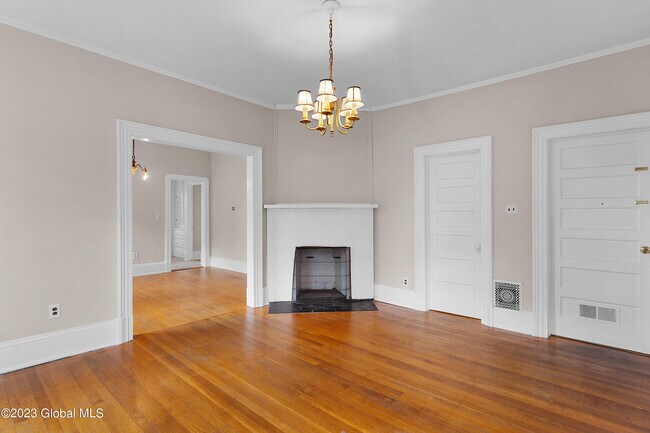 Building Photo - 1049 Waverly Pl